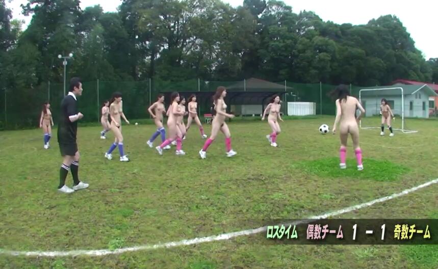 裸体女子足球 犯规者带走中出